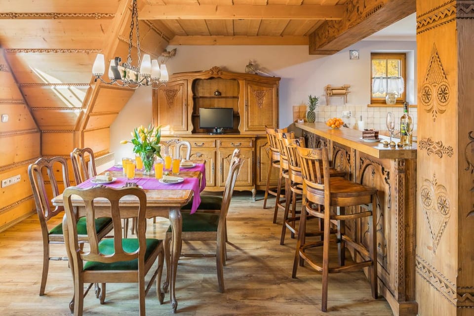 Kitchen or kitchenette, Dining area