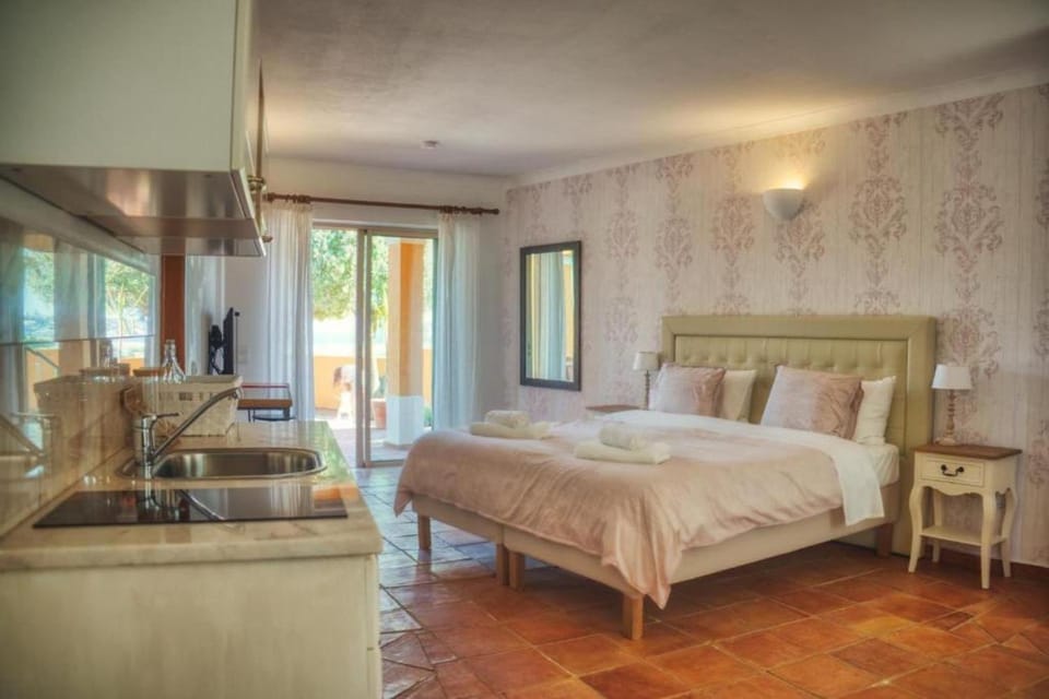 Apartment Sleeps 2 with Pool and Garden Apartment in Lagos