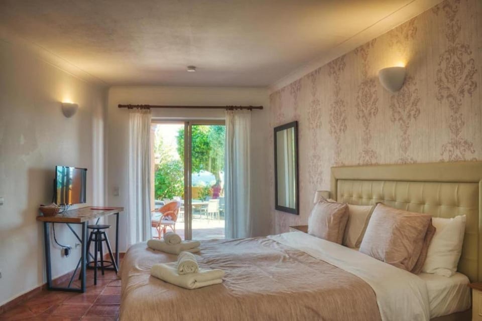 Apartment Sleeps 2 with Pool and Garden Apartment in Lagos