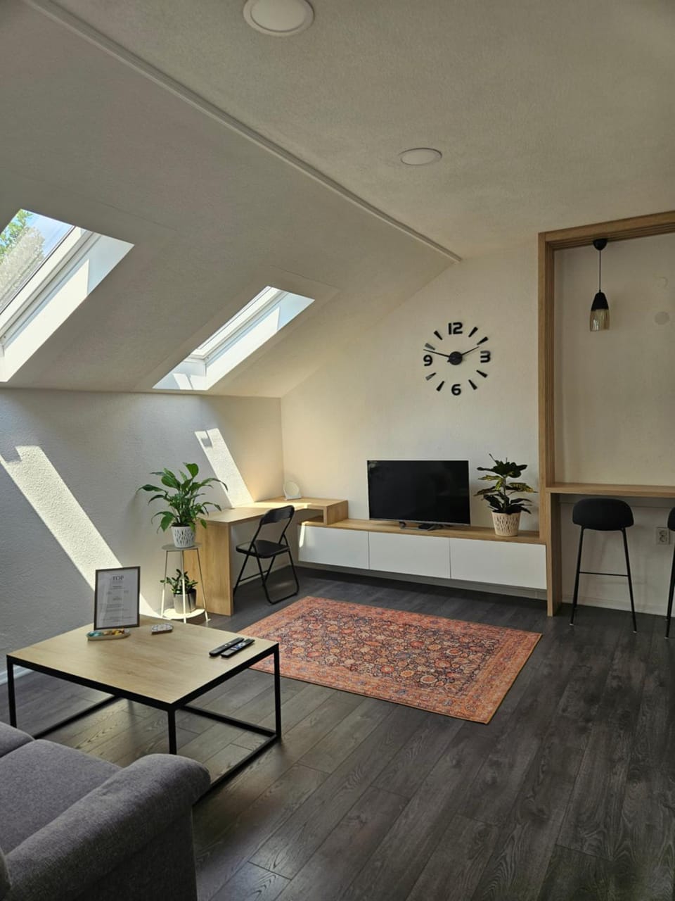 TV and multimedia, Living room, Seating area, Dining area