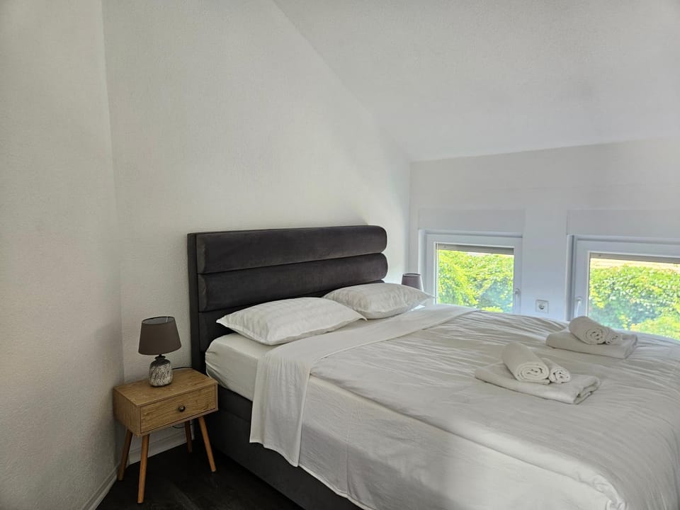 Bed, Photo of the whole room, Bedroom, towels