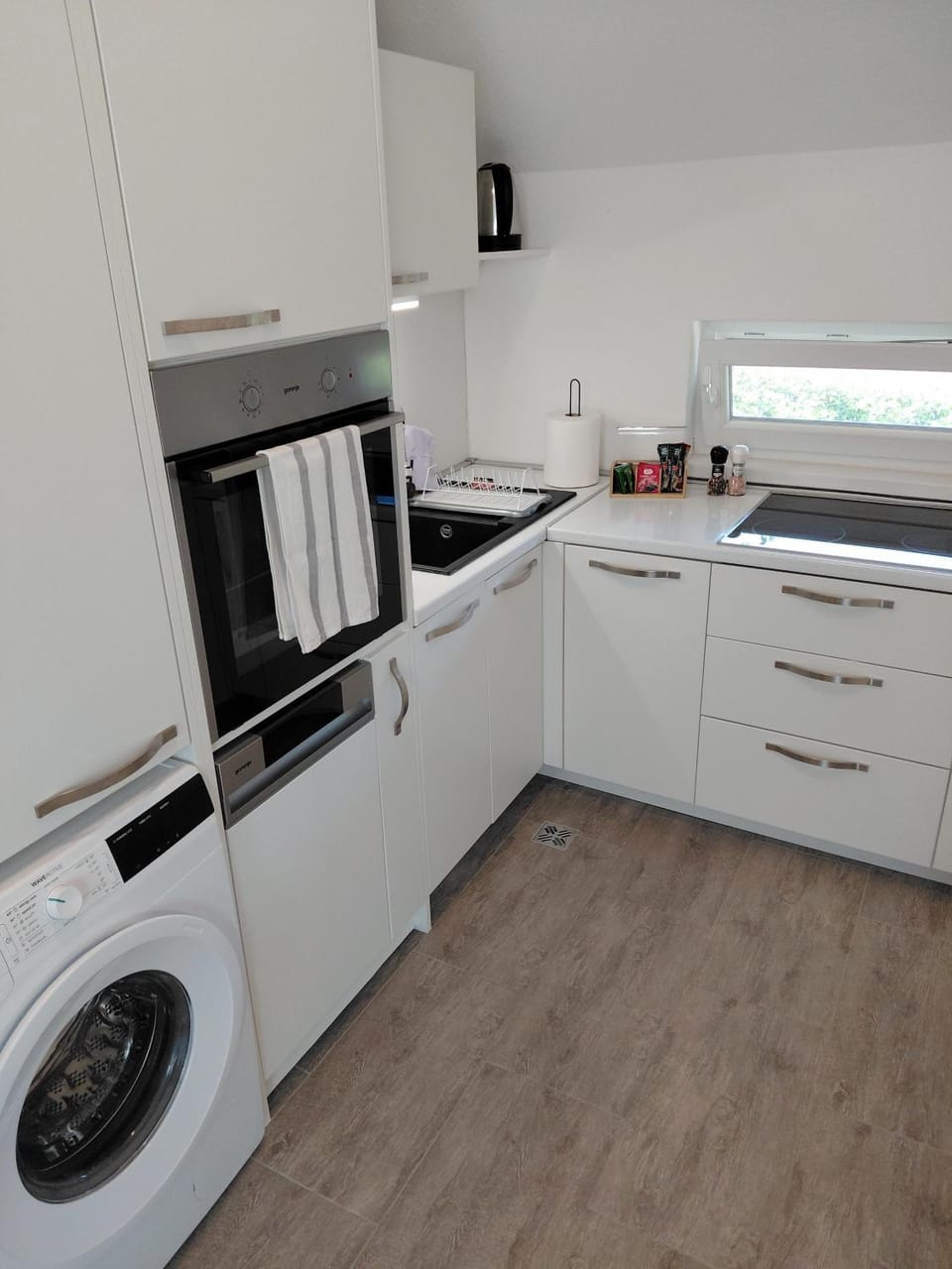 Coffee/tea facilities, dishwasher, oven, stove, washing machine, kitchen