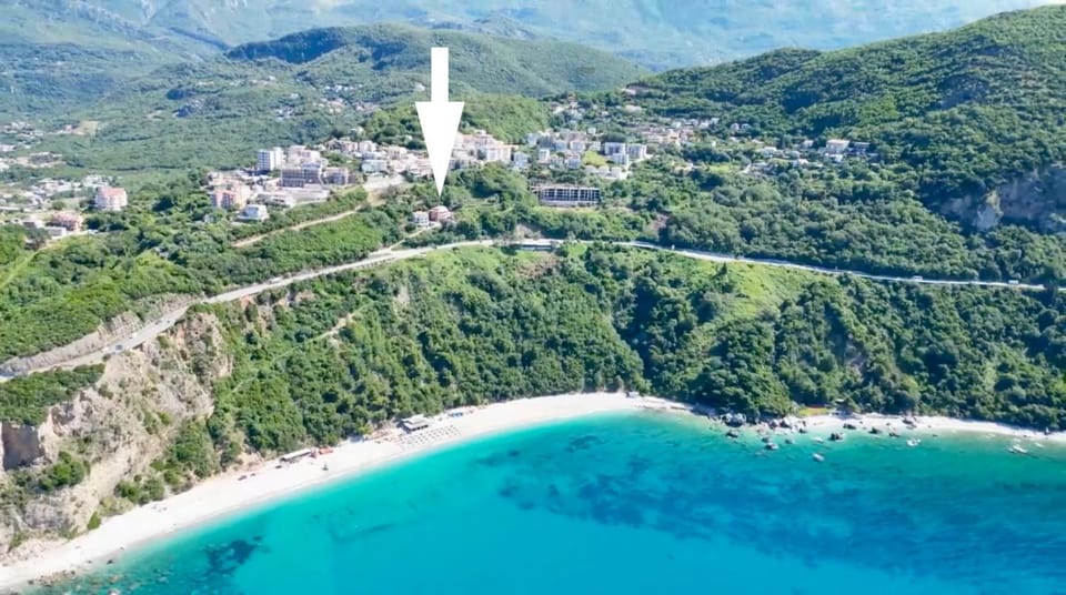 Nearby landmark, Day, Neighbourhood, Natural landscape, Bird's eye view, Beach, Mountain view, Sea view