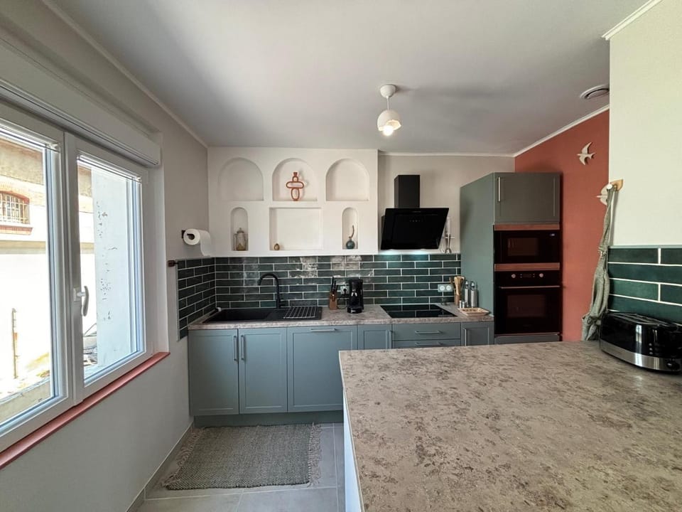 Kitchen or kitchenette