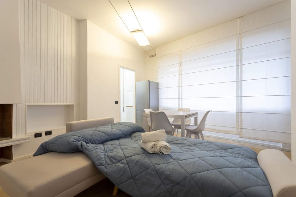 Bed, Living room, Photo of the whole room, Seating area