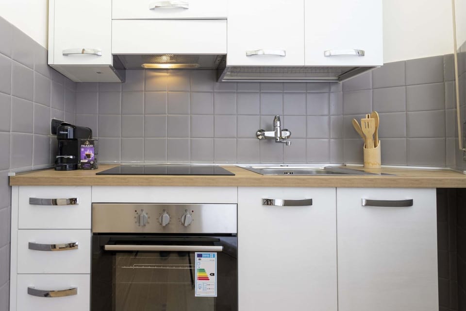 Kitchen or kitchenette, oven, stove