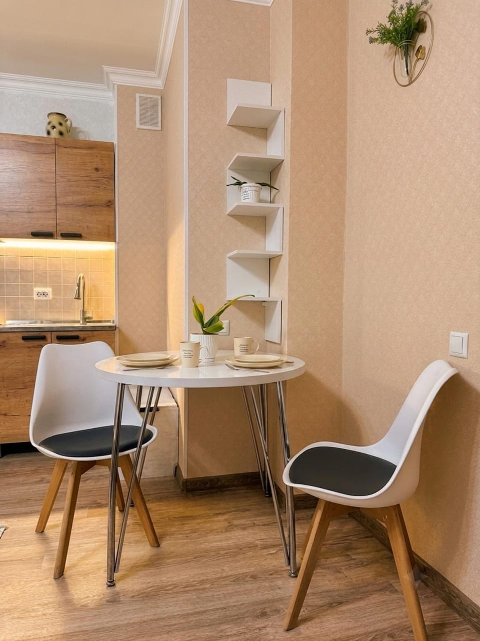 Kitchen or kitchenette, Dining area