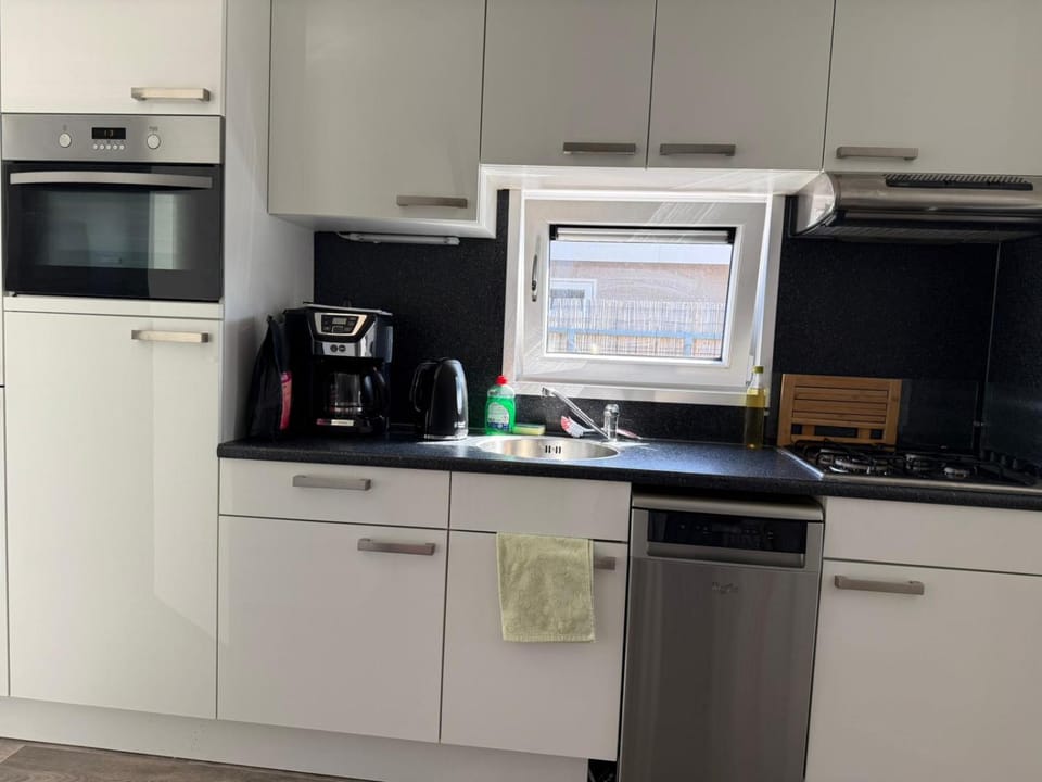Coffee/tea facilities, Kitchen or kitchenette, dishwasher, stove
