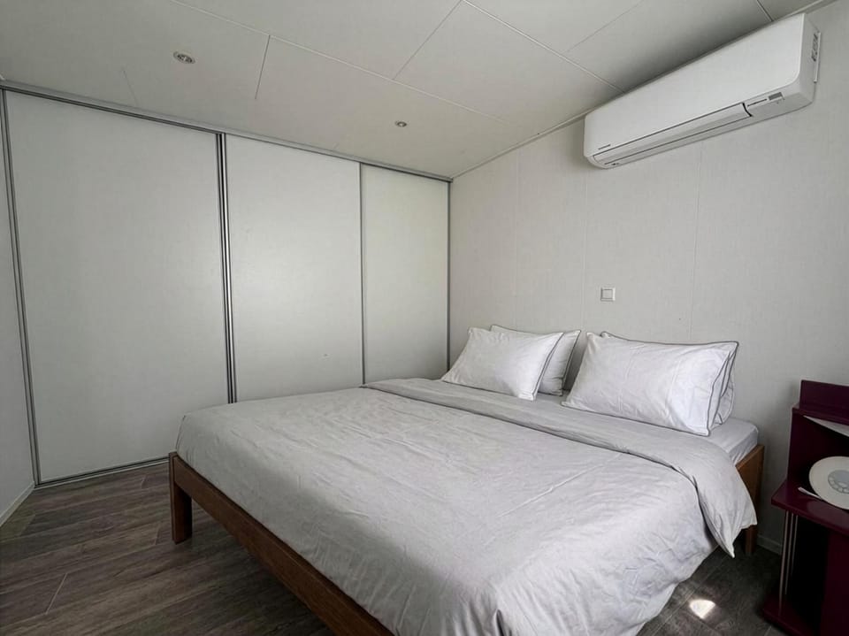 Bed, Photo of the whole room, Bedroom, wardrobe, air conditioner