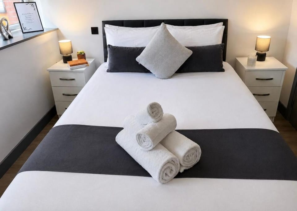 Bed, Photo of the whole room, Bedroom, towels