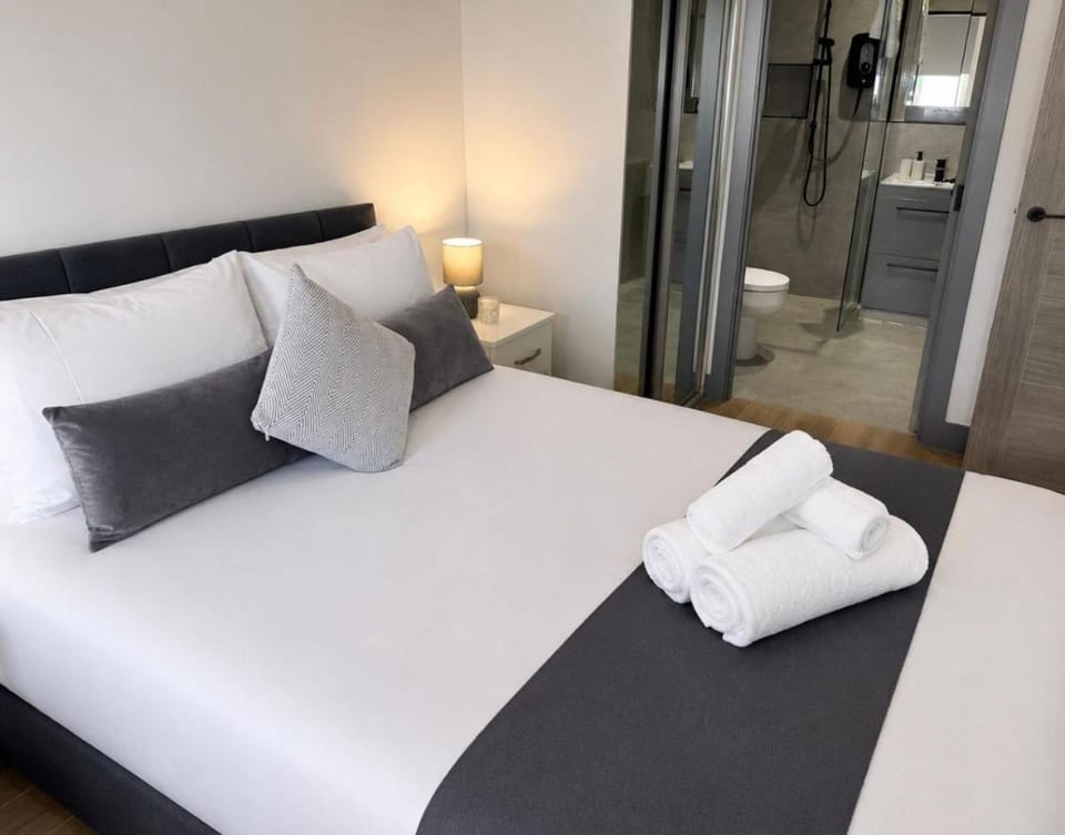 Bed, Bathroom, Photo of the whole room, Bedroom, towels