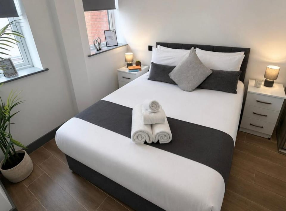Bed, Photo of the whole room, Bedroom, towels