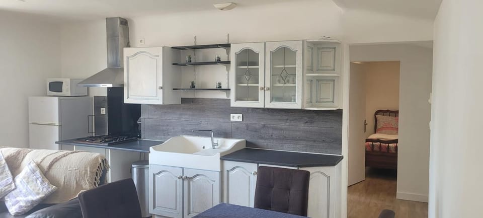 Kitchen or kitchenette, Seating area, stove