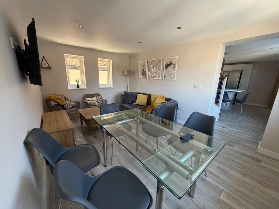 6 Bed 2,5 Bath Executive Contractor and Visitor Stay, off Street Parking 2 Vans or 3 Cars, Super Fast WiFi, Close to Leeds and Bradford House in Leeds