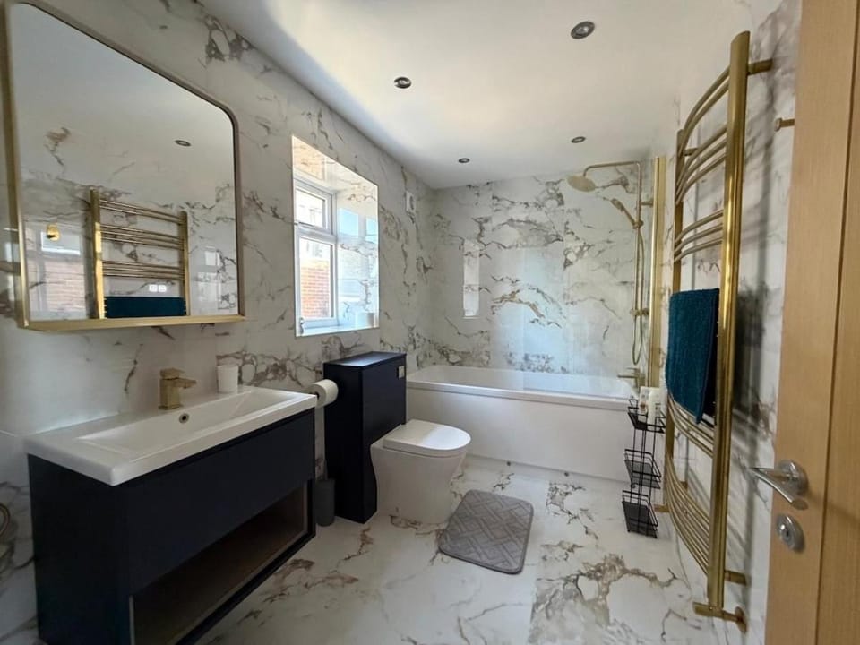 6 Bed 2,5 Bath Executive Contractor and Visitor Stay, off Street Parking 2 Vans or 3 Cars, Super Fast WiFi, Close to Leeds and Bradford House in Leeds