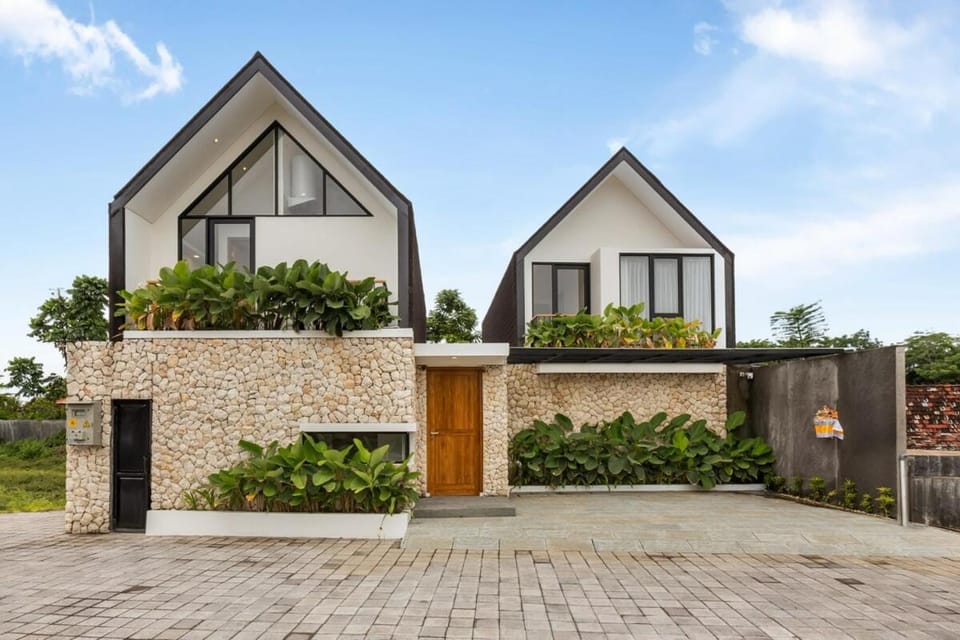 Property building, Facade/entrance, Day, Garden, Garden view, Parking