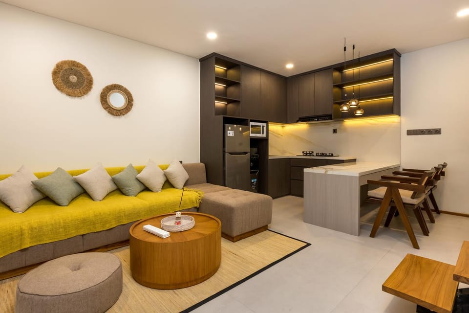 Kitchen or kitchenette, Living room, Seating area, Dining area, minibar, oven, stove
