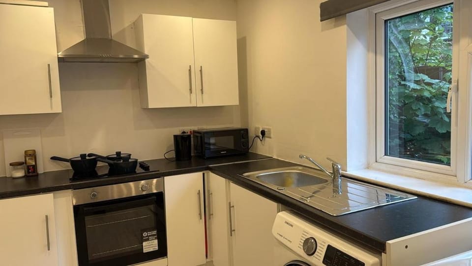 Modern Studio Flat Walk to Stations & Retail Apartment in Croydon