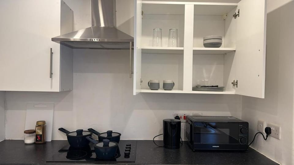 Modern Studio Flat Walk to Stations & Retail Apartment in Croydon