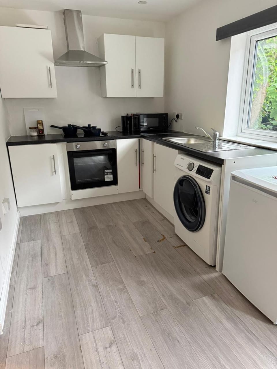 Modern Studio Flat Walk to Stations & Retail Apartment in Croydon