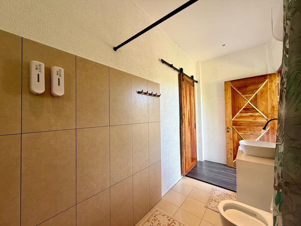 Shower, Toilet
