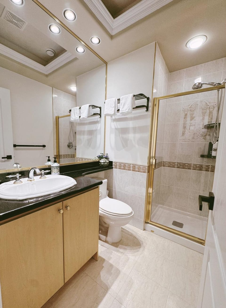 Comfortable 1BR Retreat, Private Entry House in Richmond
