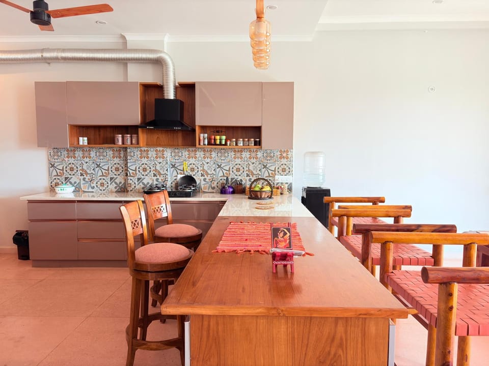 Kitchen or kitchenette, Seating area