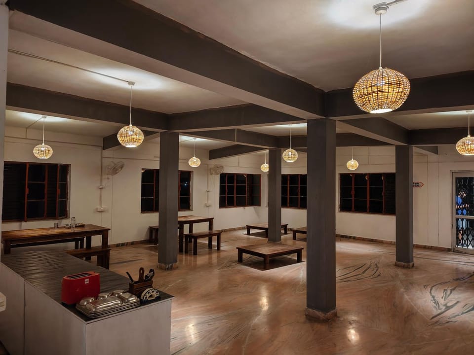 Restaurant/places to eat, Restaurant/places to eat, Dining area, Meals