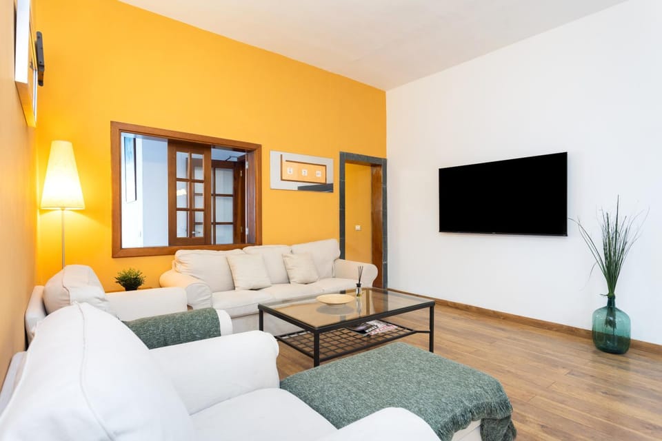 TV and multimedia, Living room, Seating area, Evening entertainment