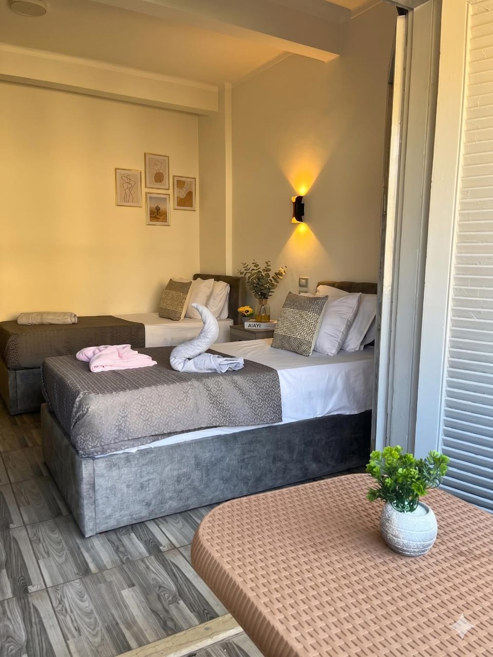 Bed, Coffee/tea facilities, Living room, Photo of the whole room, Seating area, Bedroom, Quiet street view, towels