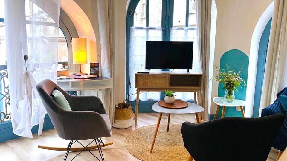 Nearby landmark, TV and multimedia, Living room, Seating area, City view, Landmark view