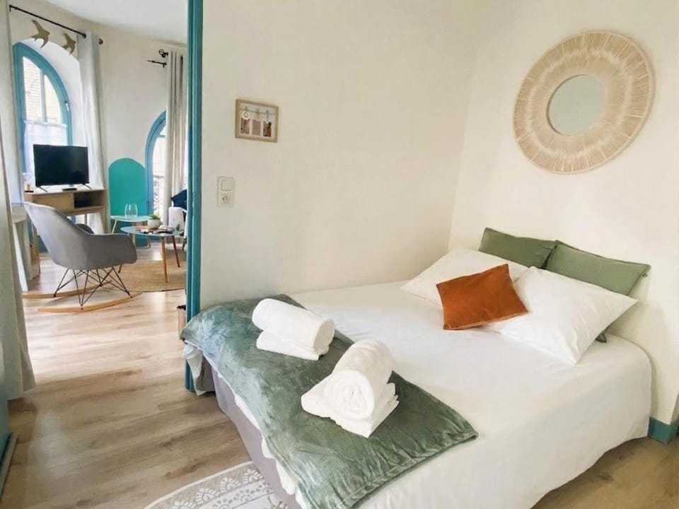 Bed, Photo of the whole room, Bedroom