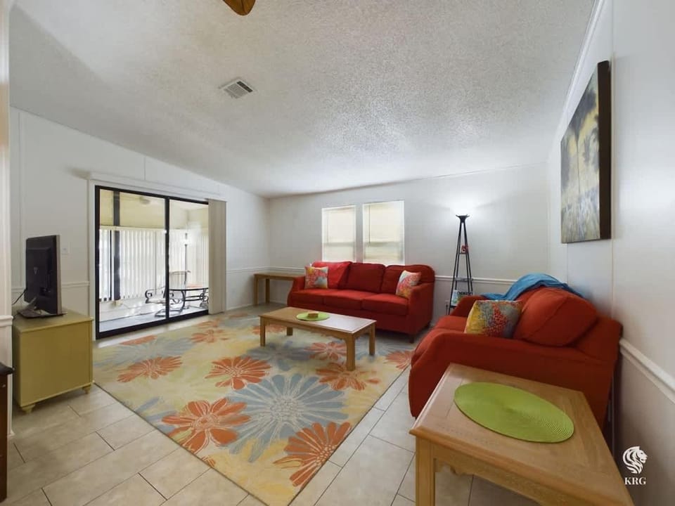 Cozy in Village of Silver Lake House in Lady Lake