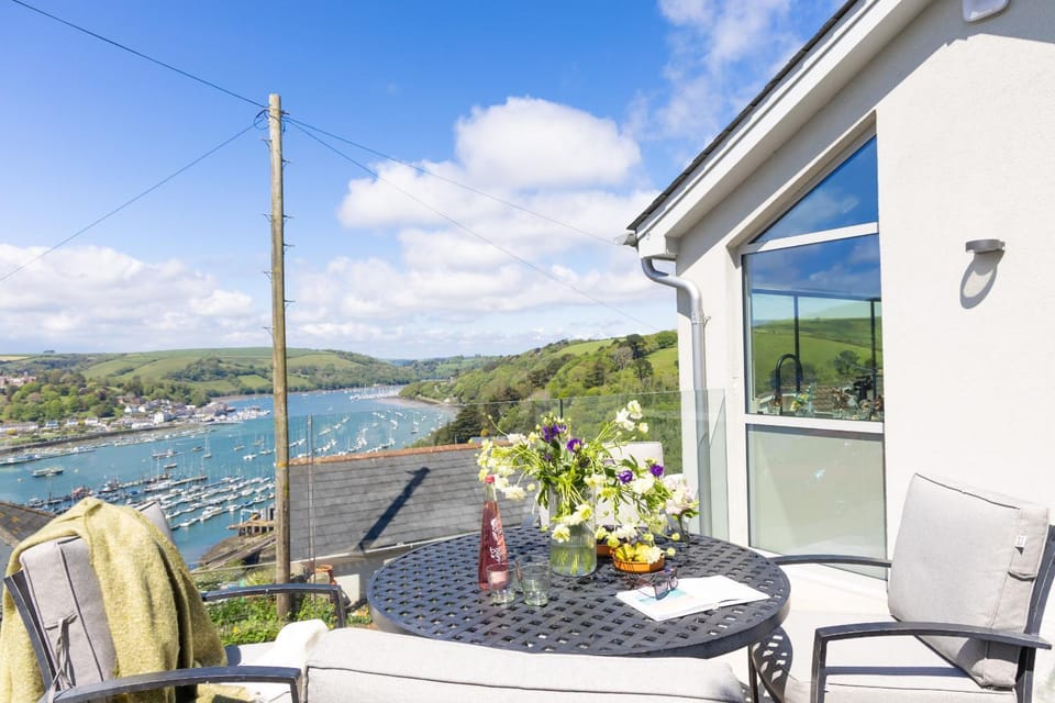 The Bridge - Architect Designed Luxury with Panoramic House in Kingswear