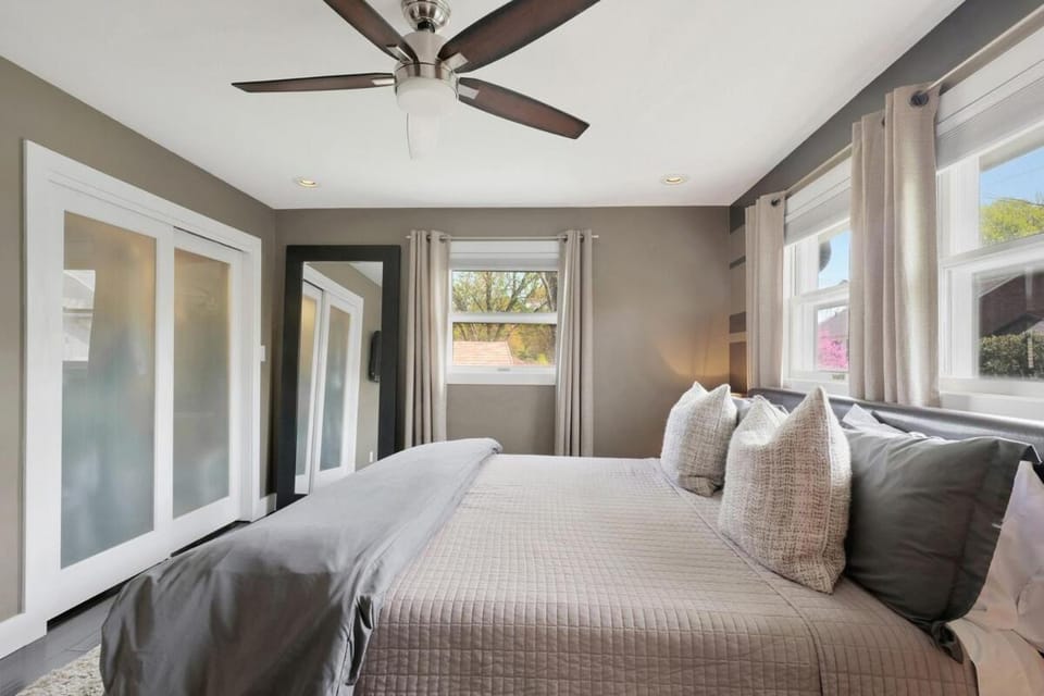 Modern on Monterey, 5 mins from Memorial Stadium House in Champaign