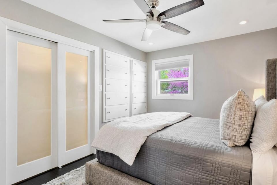 Modern on Monterey, 5 mins from Memorial Stadium House in Champaign