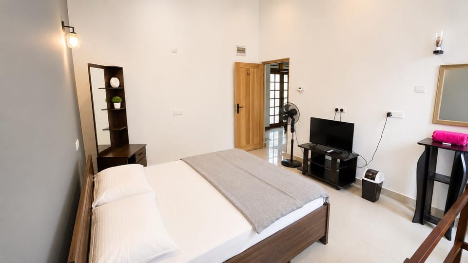 Communal lounge/ TV room, Bed, TV and multimedia, Living room, Photo of the whole room, Seating area, Evening entertainment, Bedroom