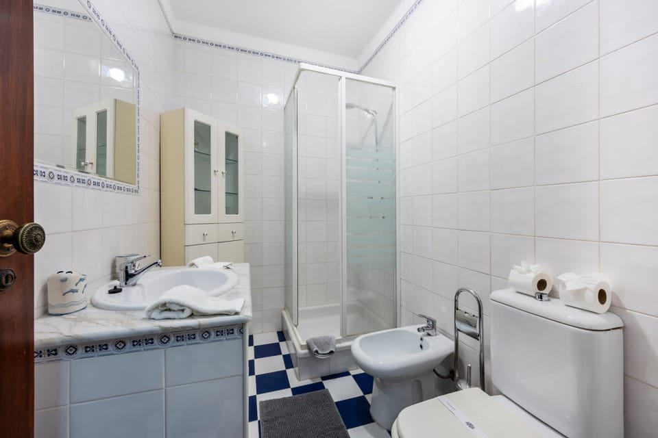Shower, Toilet, Bathroom, bidet, towels, dryer