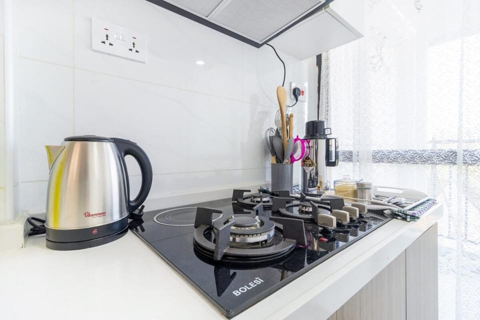 Coffee/tea facilities, Kitchen or kitchenette, stove