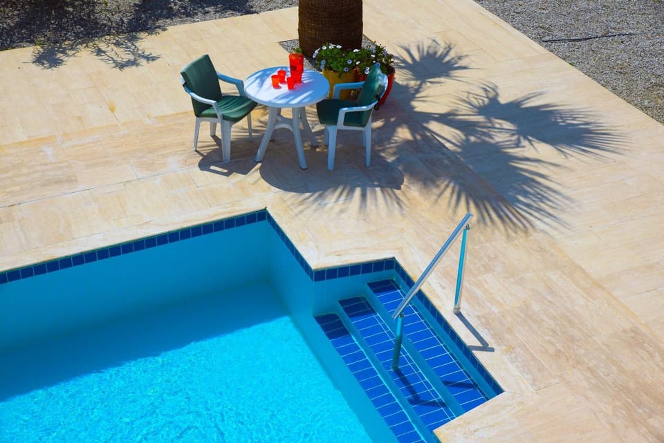 Swimming pool, sunbed