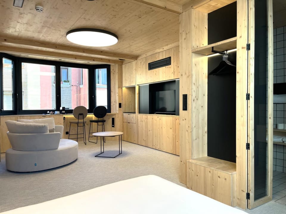 Communal lounge/ TV room, TV and multimedia, Living room, Seating area, wardrobe