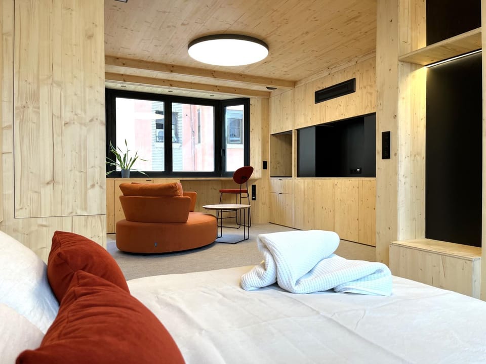 Communal lounge/ TV room, Bed, TV and multimedia, Living room, Photo of the whole room, Bedroom