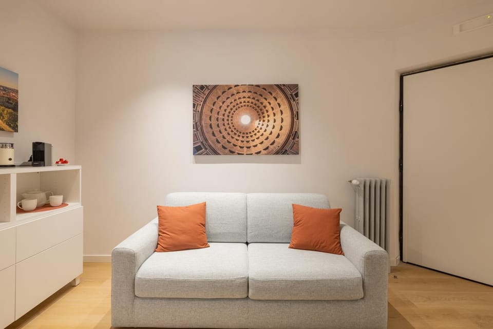 Stylish 2BR 2BA Newly Renovated Apartment-LorenzoILMagnifico Apartment in Rome