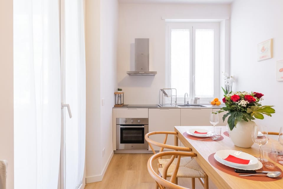 Stylish 2BR 2BA Newly Renovated Apartment-LorenzoILMagnifico Apartment in Rome