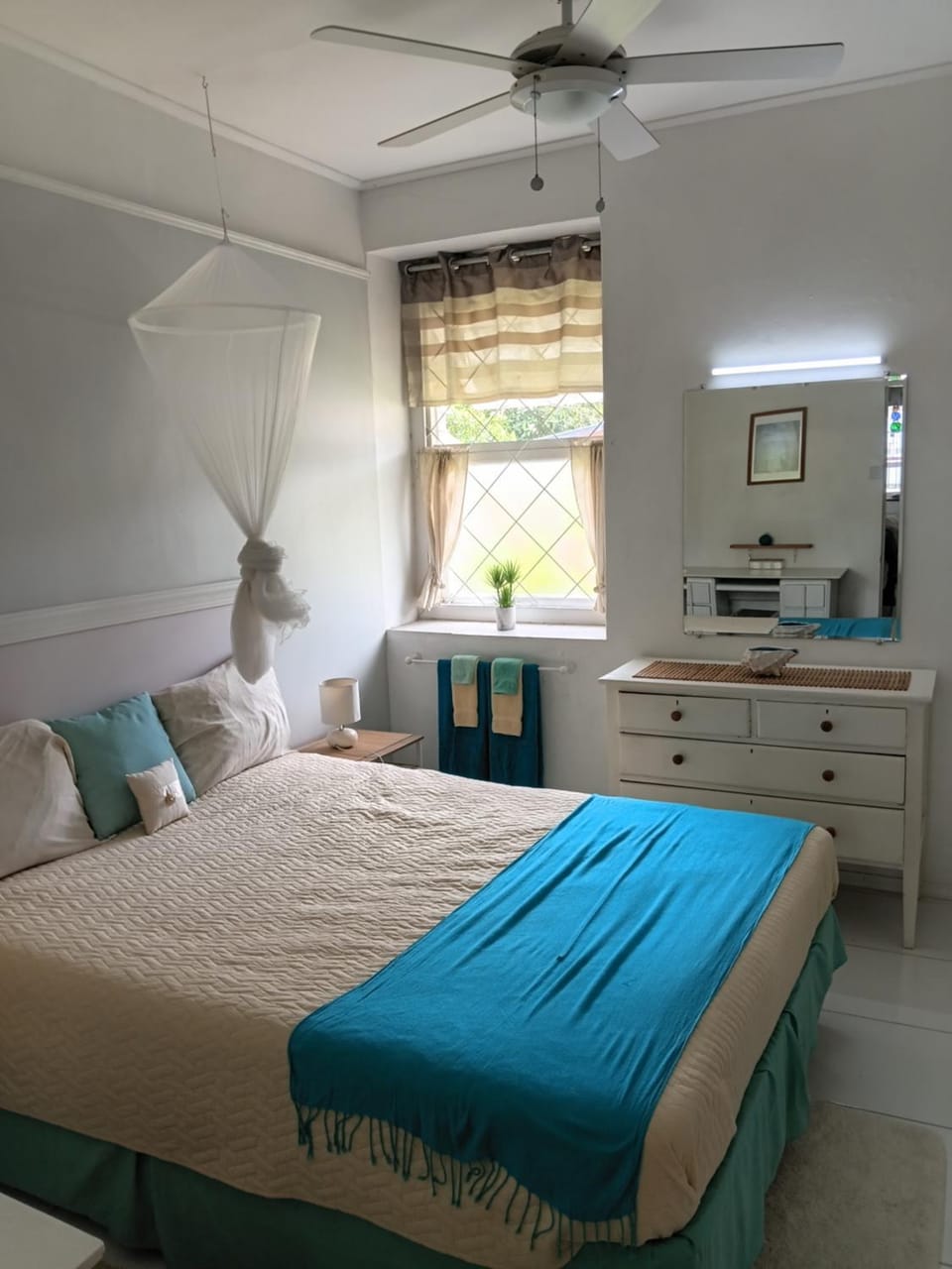 Photo of the whole room, Bedroom