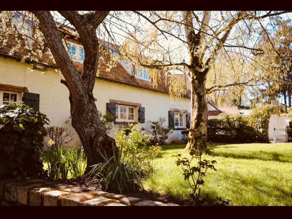 House with Pool and Tennis 50min from Paris 2ha Estate 9 Bedrooms Sleeps 14 House in Île-de-France