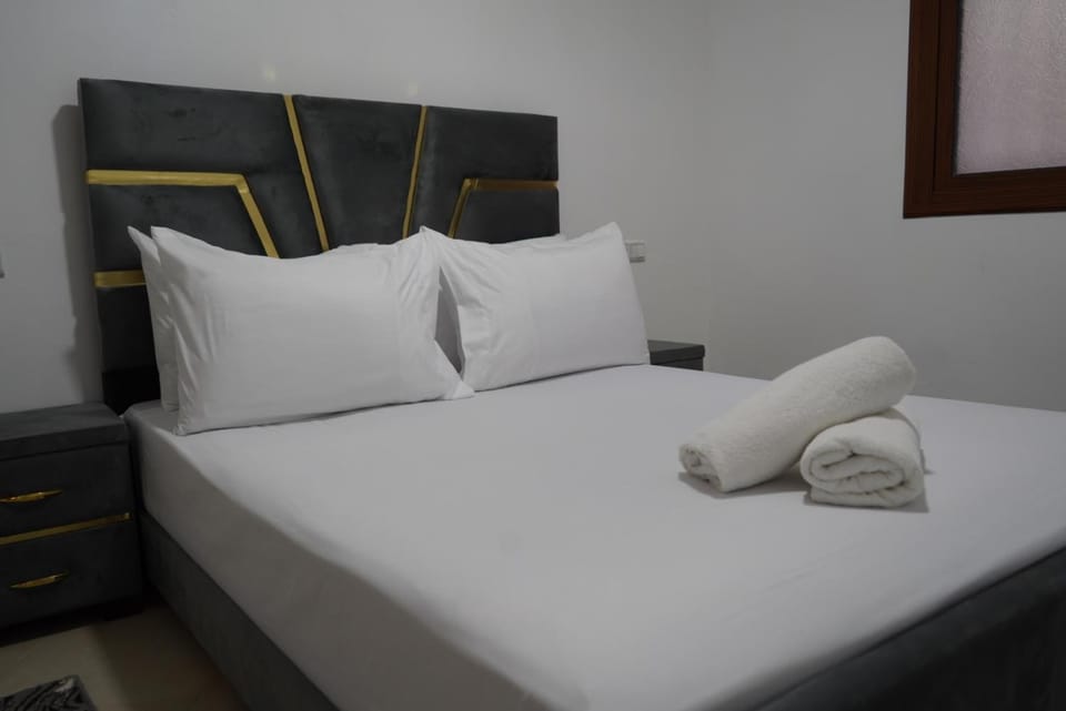Bed, Bedroom, towels