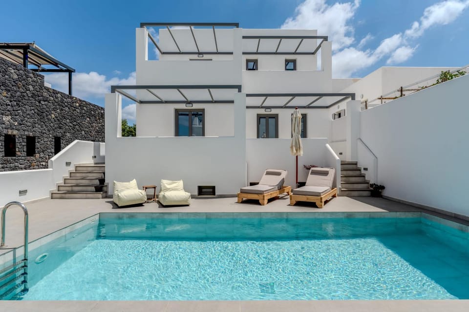 Property building, Swimming pool, sunbed
