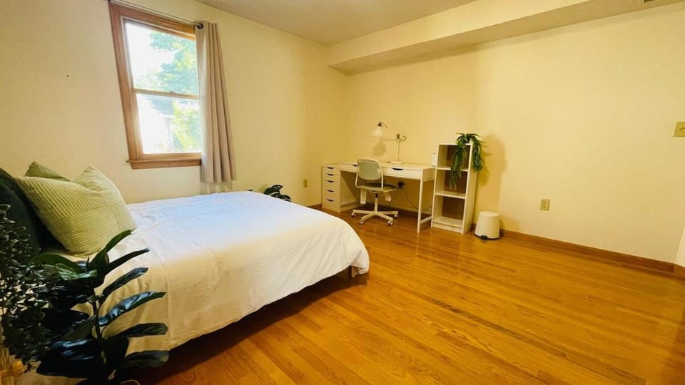 Large 3 Bedrooms Family Home with 10-Mins Walk to Red Line Apartment in Braintree