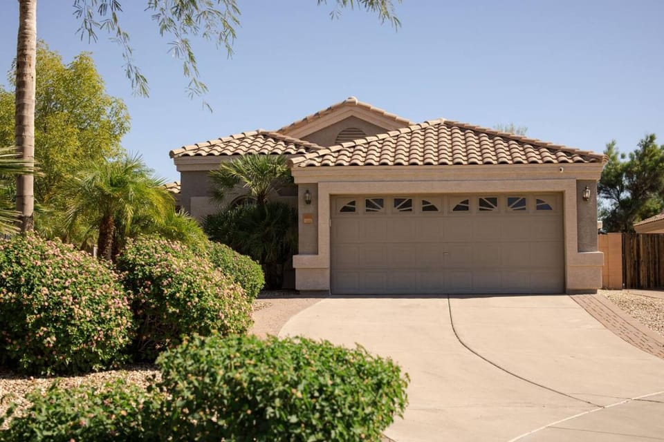 Pool/SPA, Garage, Tesla Charger, 2 Primary Suites House in Sun City